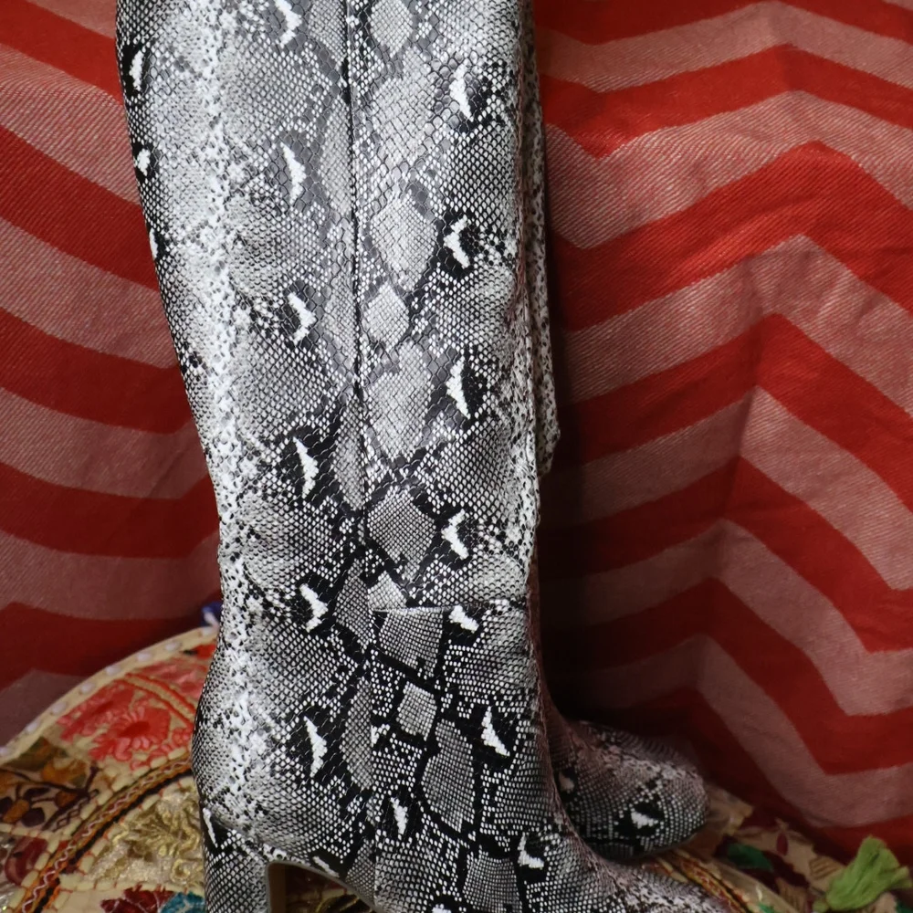 Madden Girl Snakeskin Pattern Decor - Black and White